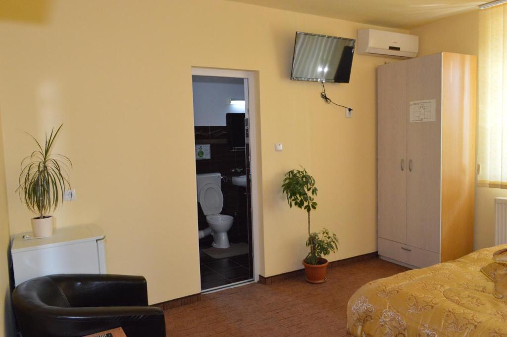 Postel nebo postele na pokoji v ubytování Pensiunea Beverly Hills