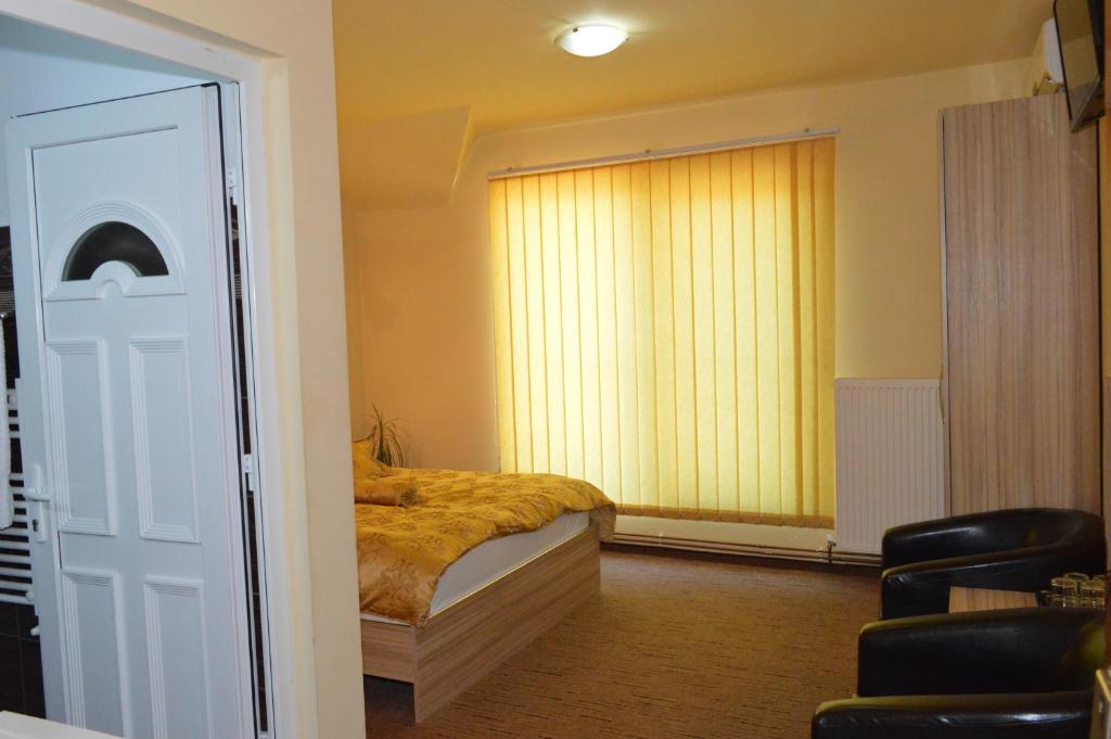 Postel nebo postele na pokoji v ubytování Pensiunea Beverly Hills