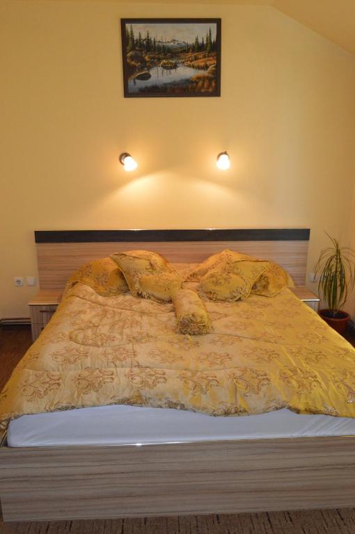 Postel nebo postele na pokoji v ubytování Pensiunea Beverly Hills