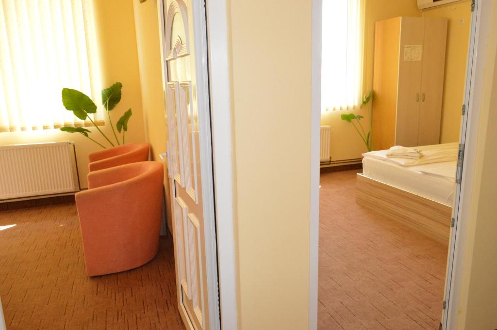 Postel nebo postele na pokoji v ubytování Pensiunea Beverly Hills