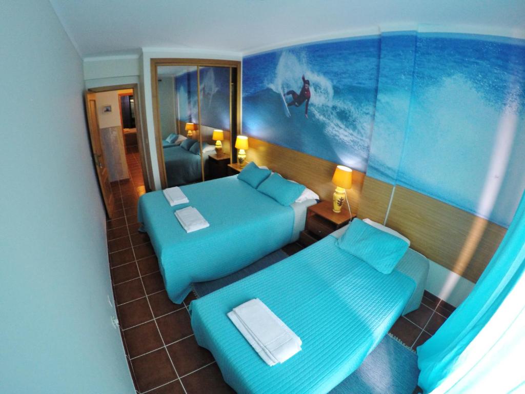 Postel nebo postele na pokoji v ubytování Supertubos Beach Hostel