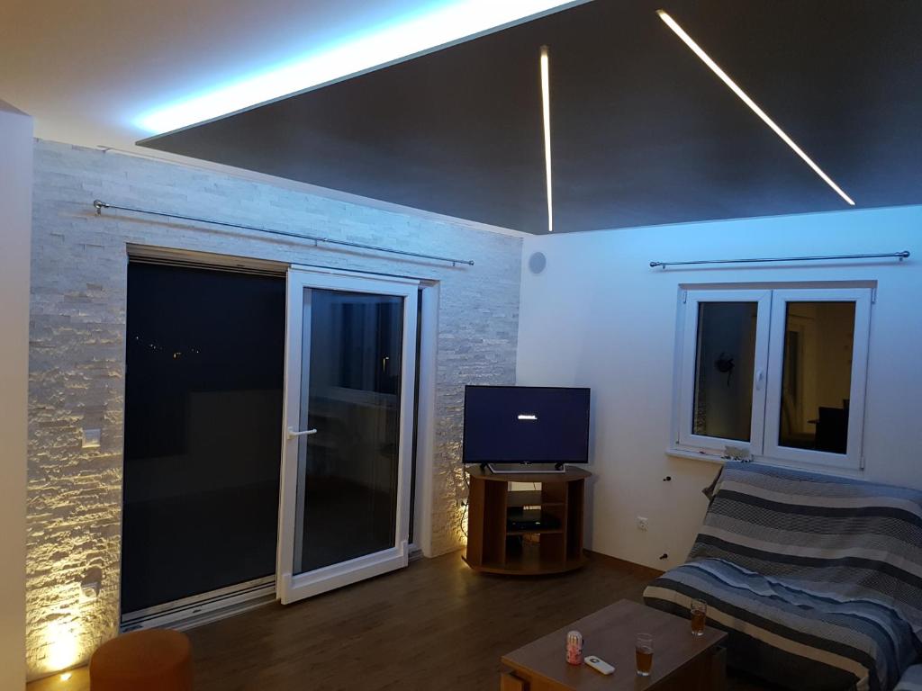 Televízia a/alebo spoločenská miestnosť v ubytovaní Apartments Kalajica