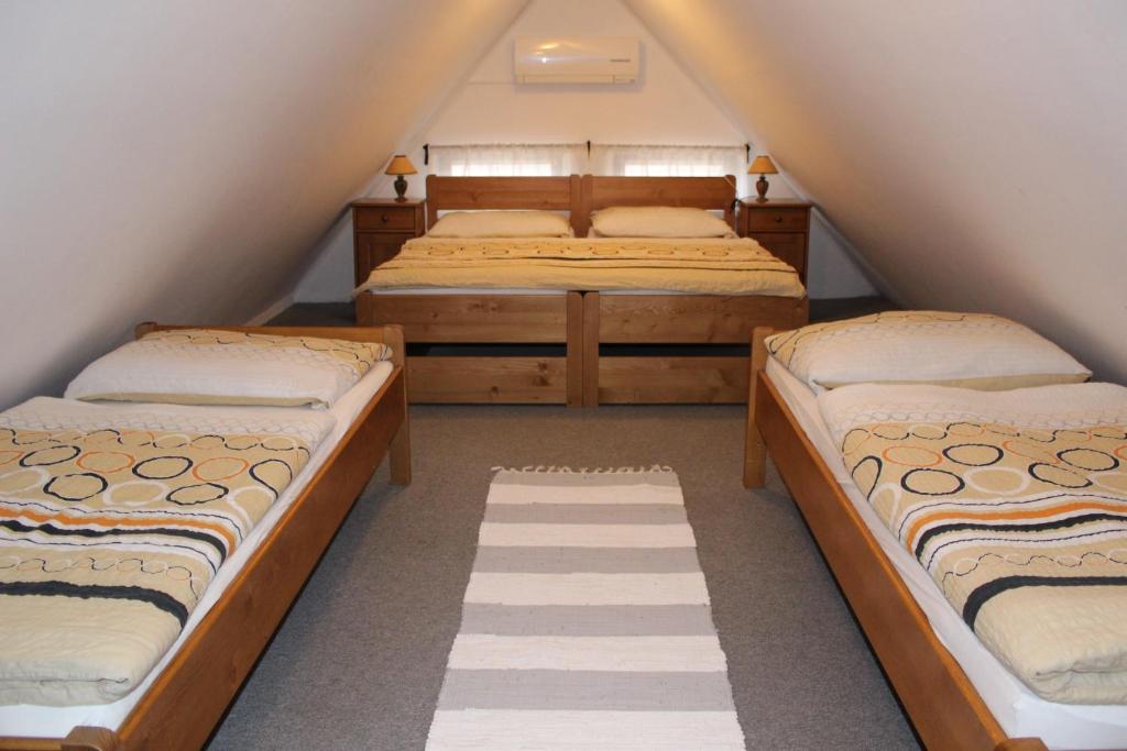 Ένα ή περισσότερα κρεβάτια σε δωμάτιο στο Penzion Živá Pálava