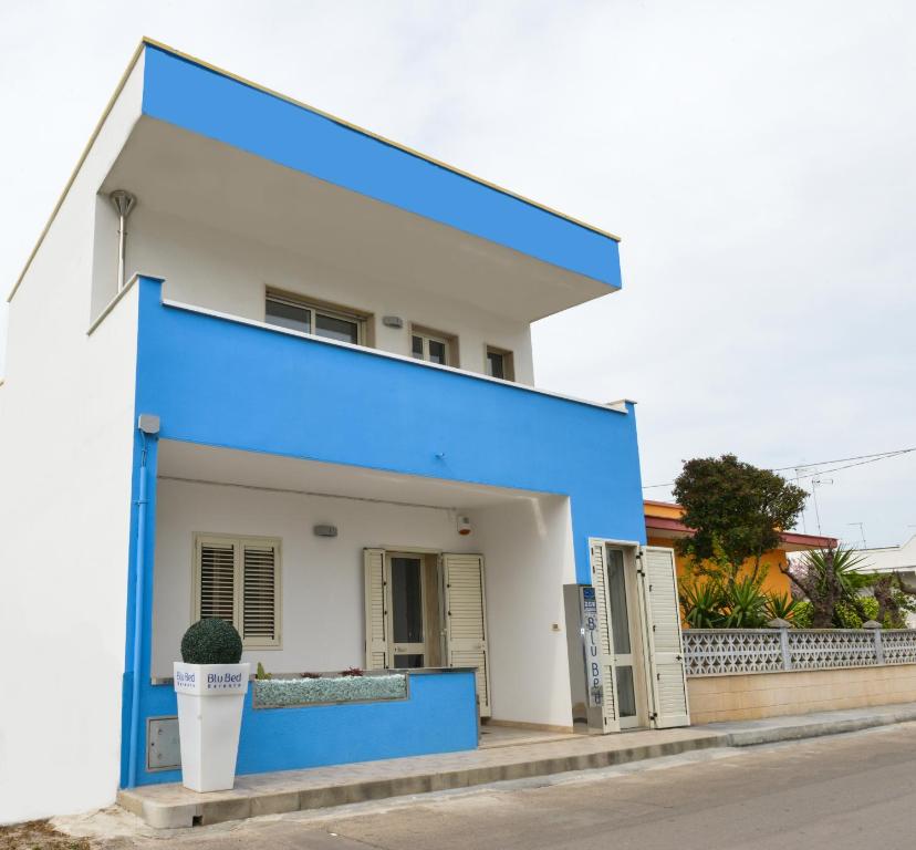 una casa azul y blanca al lado de una calle en Blu Bed Salento, en Torre Lapillo
