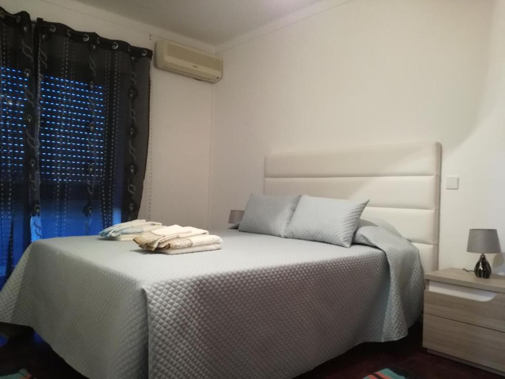 sypialnia z łóżkiem z dwoma ręcznikami w obiekcie Apartamento a 2 minutos do santuário de Fátima w Fatimie