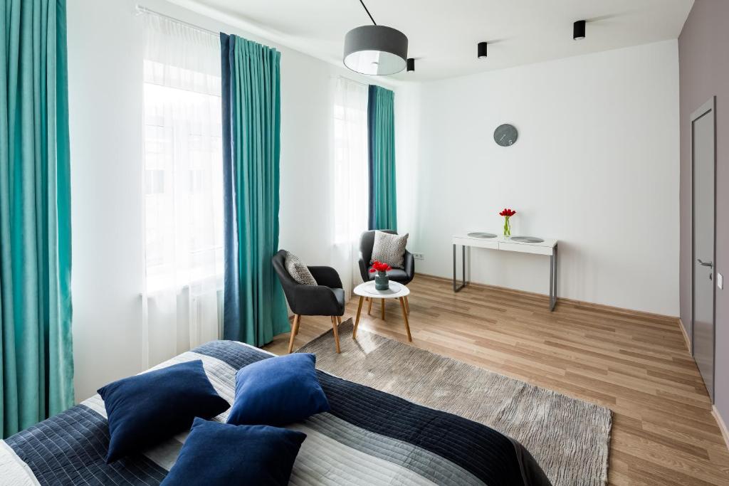 um quarto com uma cama com almofadas azuis em Apart Hotel Code 10 em Lviv