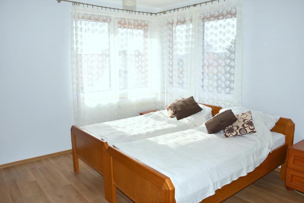 コウォブジェクにあるApartament na Próżnej w Kołobrzeguのベッドルーム1室(白いシーツと窓付)
