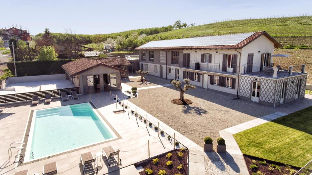 an aerial view of a house with a swimming pool at Dimora San Carlo in Roddi