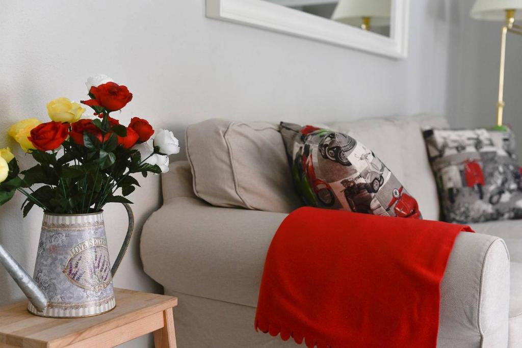 モガンにあるCasa Apoloのソファに花瓶を飾ったリビングルーム