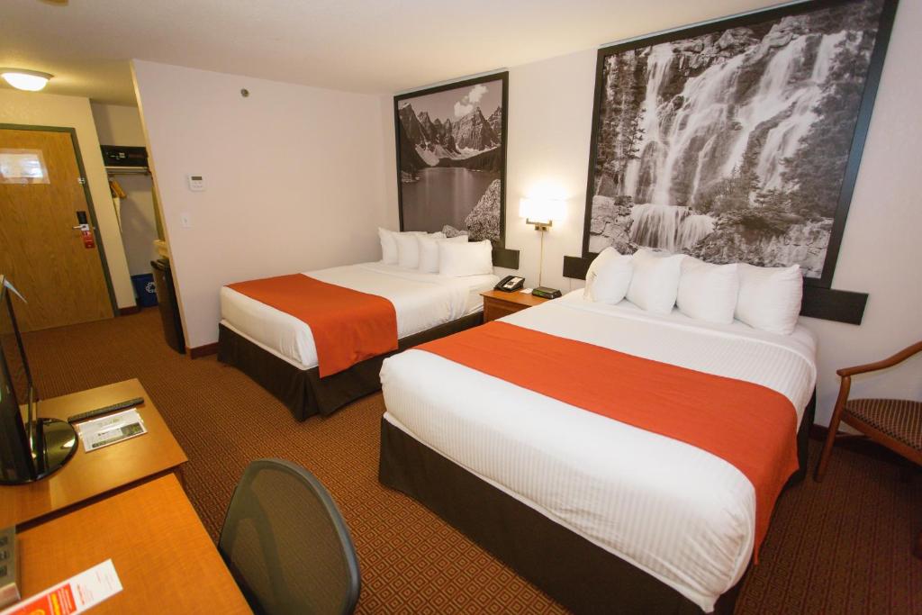 Postel nebo postele na pokoji v ubytování Super 8 by Wyndham Drayton Valley