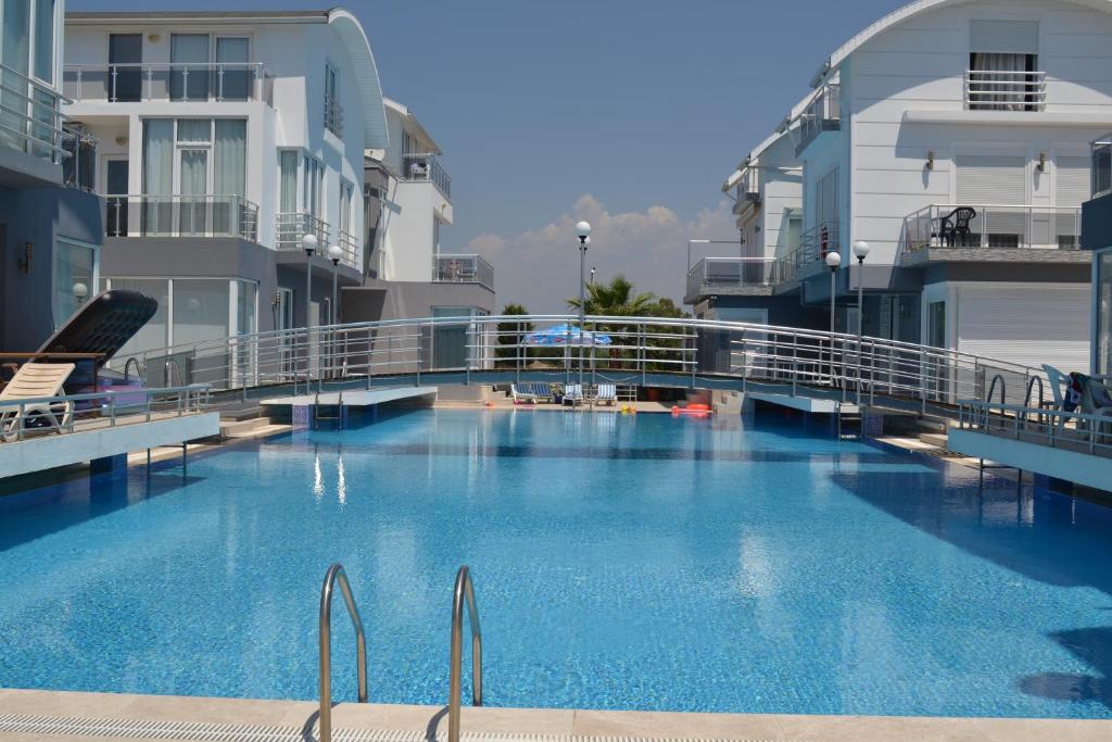 ベレキにあるAntalya belek Mermaid villas 3 bedrooms close the beach park 1の建物内の大きな青いスイミングプール