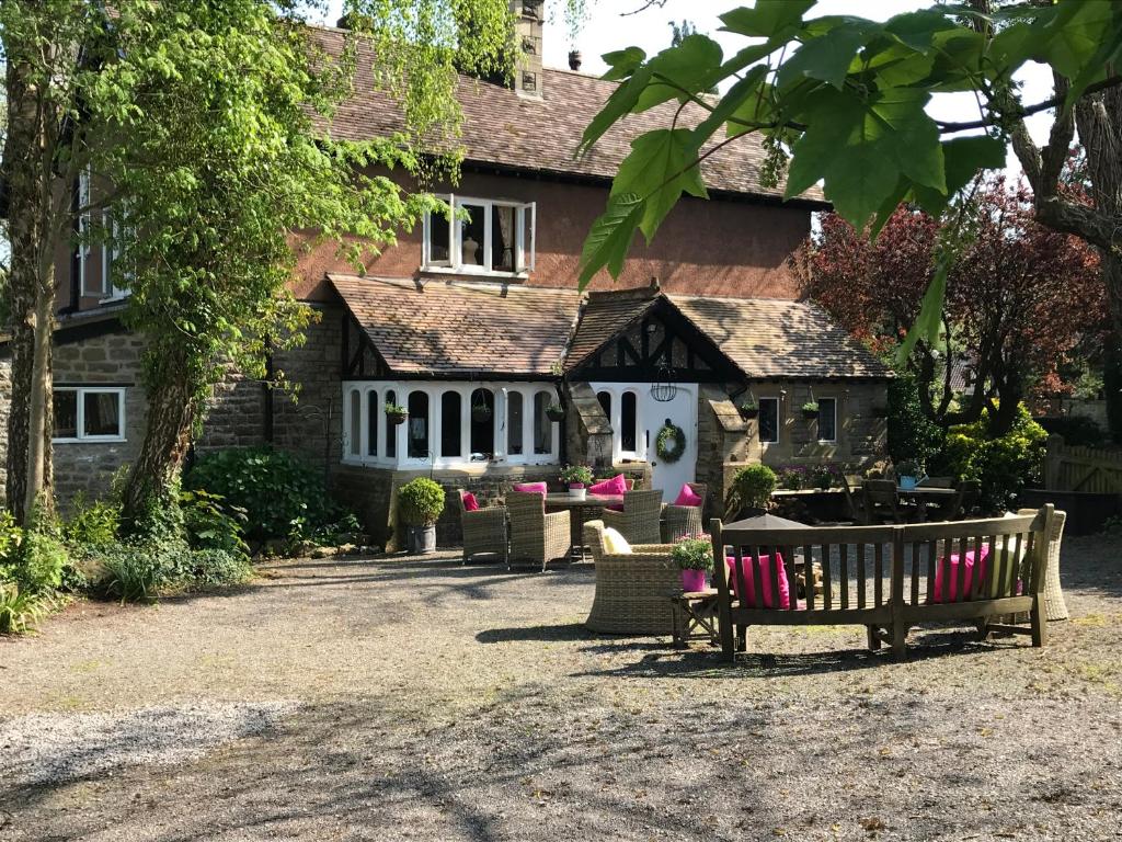 ein Haus mit einer Bank davor in der Unterkunft Coombe Lodge Farm House in Bristol