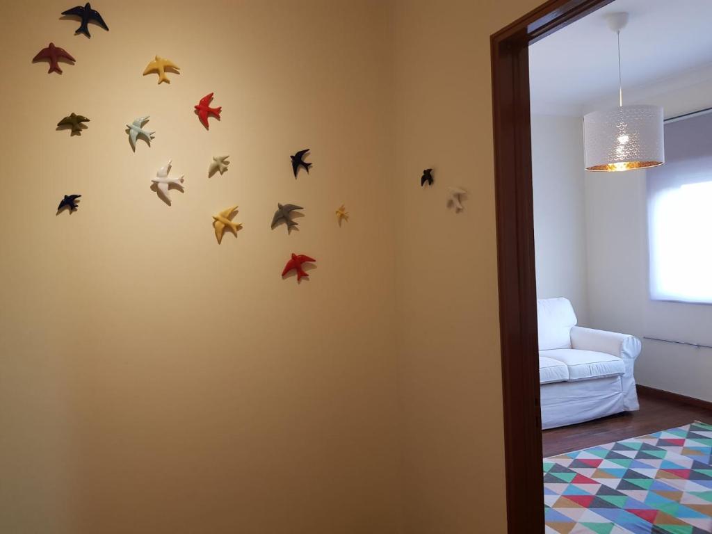 ヴィラ・ノヴァ・デ・ガイアにあるJanelas do Portoの壁に鳥がたくさんいる部屋