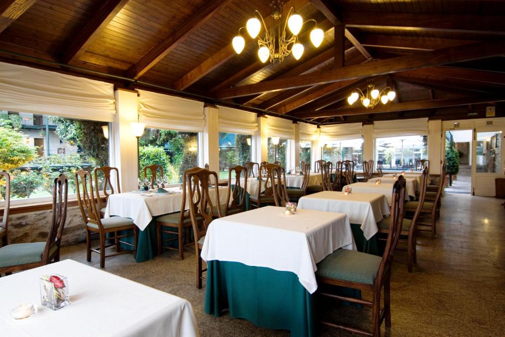 Restaurace v ubytování Hotel Virxe da Cerca by Pousadas de Compostela