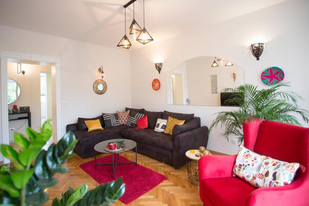 sala de estar con sofá y sillas rojas en City Side Up Exclusive en Belgrado