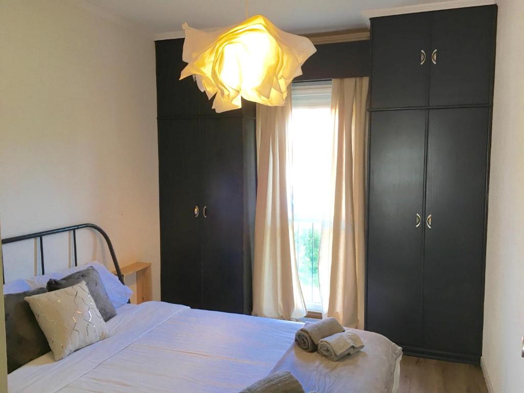 1 dormitorio con cama y ventana grande en Lisbon Woods House II, en Lisboa