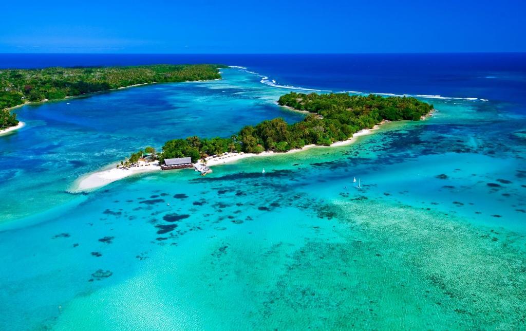 eine Luftansicht einer Insel im Meer in der Unterkunft Erakor Island Resort & Spa in Port Vila