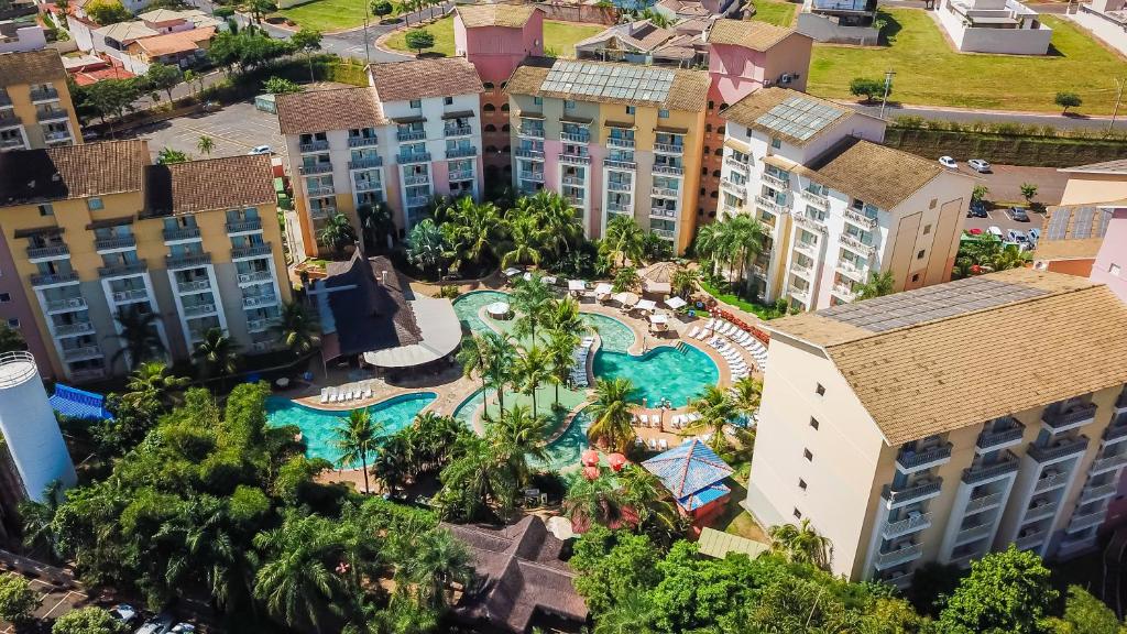 einen Luftblick auf ein Resort mit einem Pool in der Unterkunft Thermas de Olimpia Resorts By Mercure in Olímpia