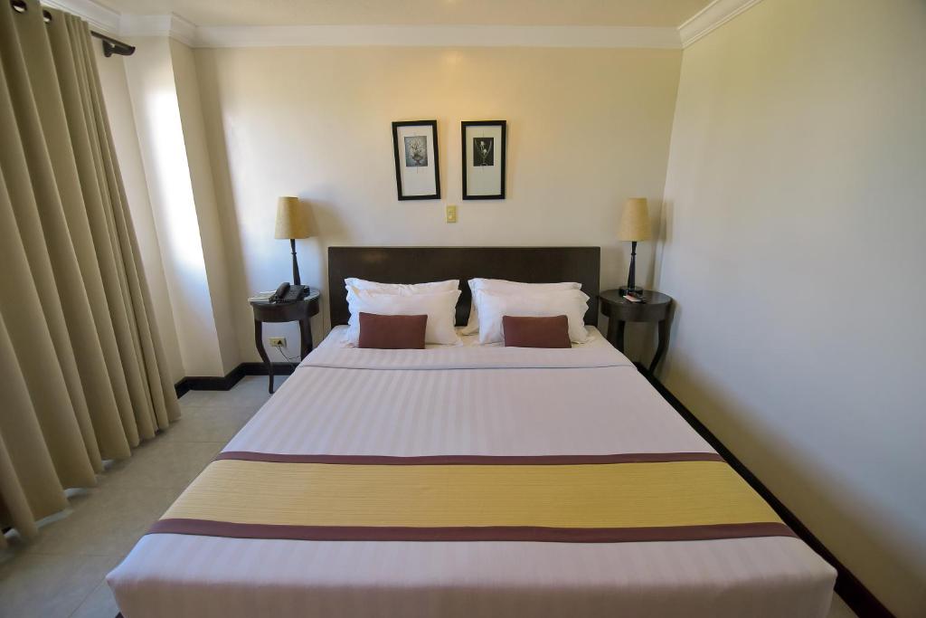 Postel nebo postele na pokoji v ubytování Hotel Tavern Surigao
