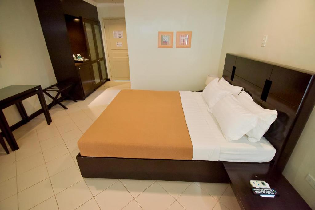 Postel nebo postele na pokoji v ubytování Hotel Tavern Surigao