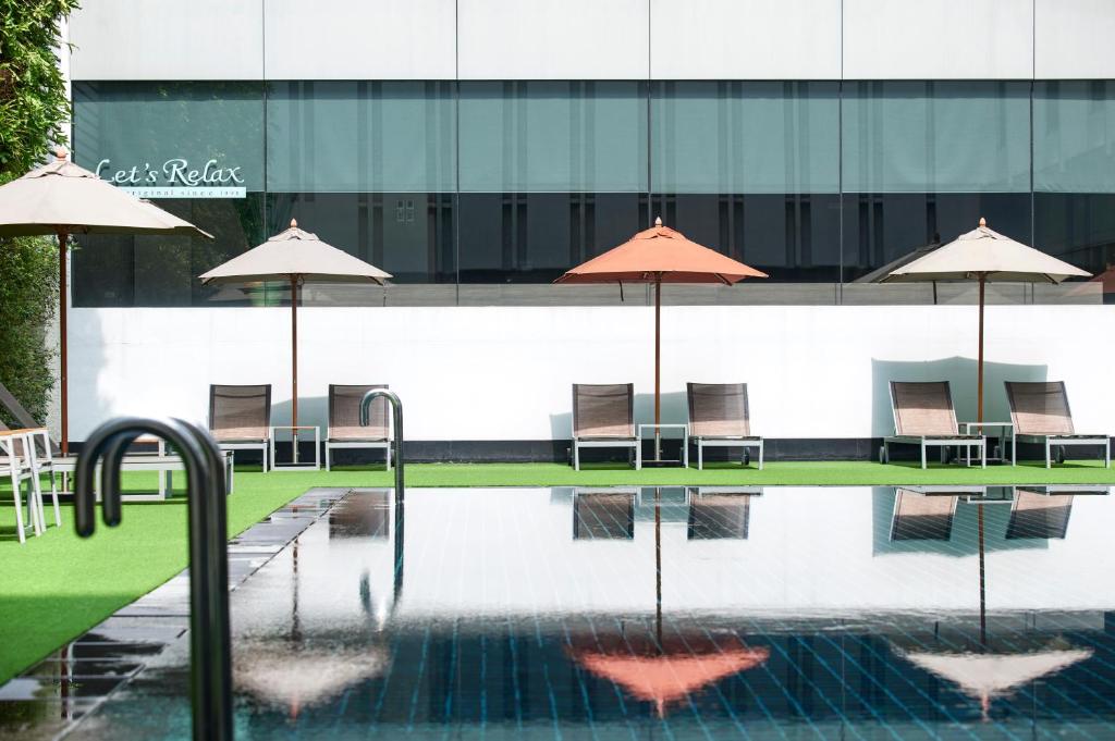 Bazén v ubytování Mandarin Hotel Managed by Centre Point nebo v jeho okolí