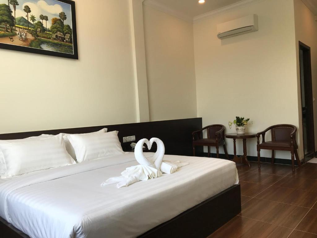 Postel nebo postele na pokoji v ubytování Apple Hotel Two - Near Phnom Penh Airport