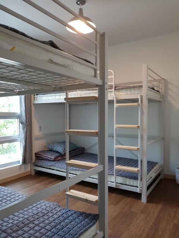 Postel nebo postele na pokoji v ubytování For You Hostel