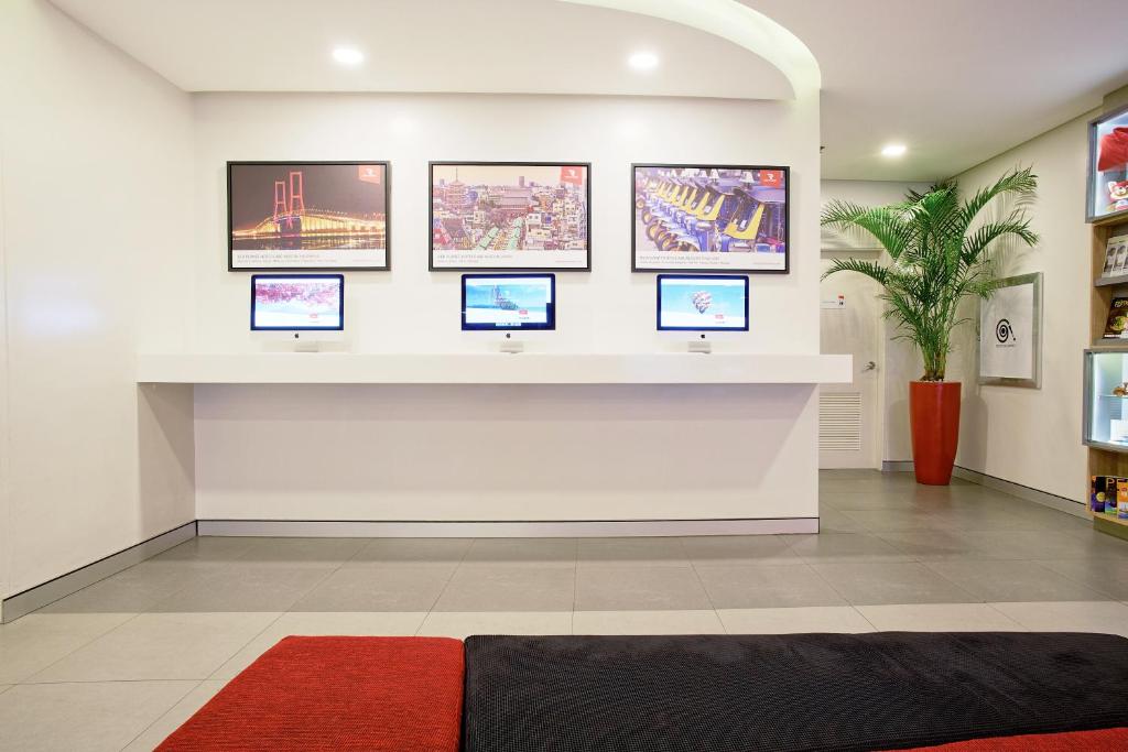 TV at/o entertainment center sa Red Planet Makati Avenue Manila