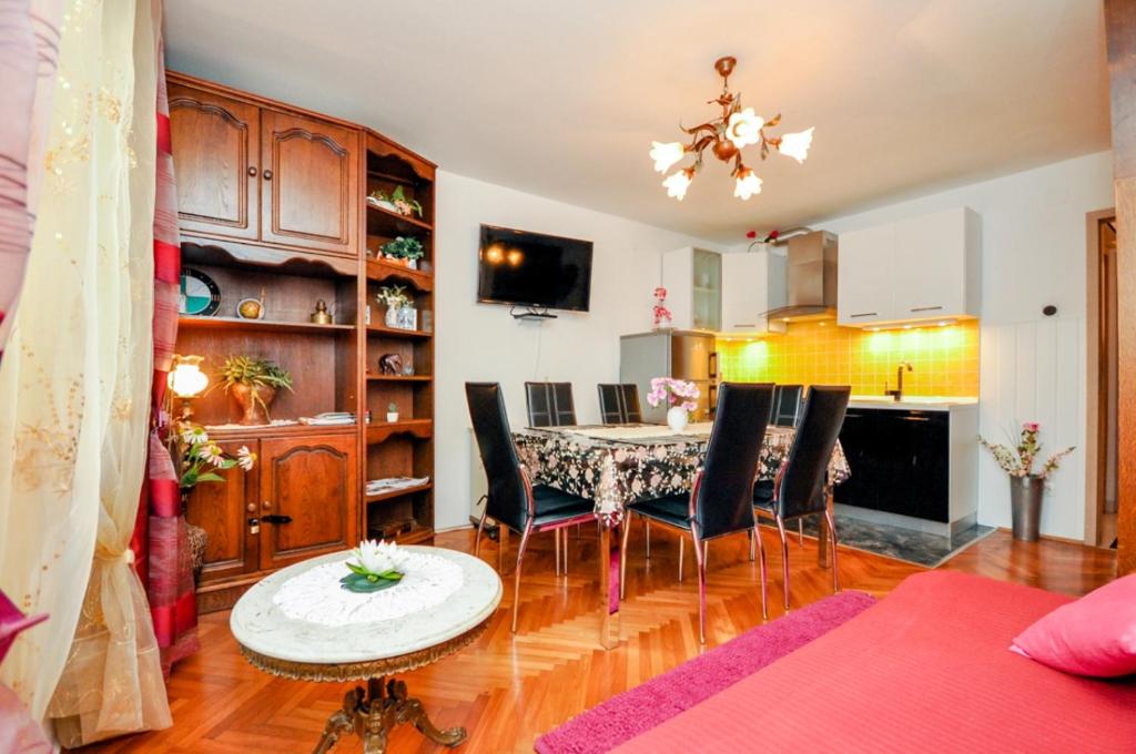 Posedenie v ubytovaní Apartments Crvena Orhideja