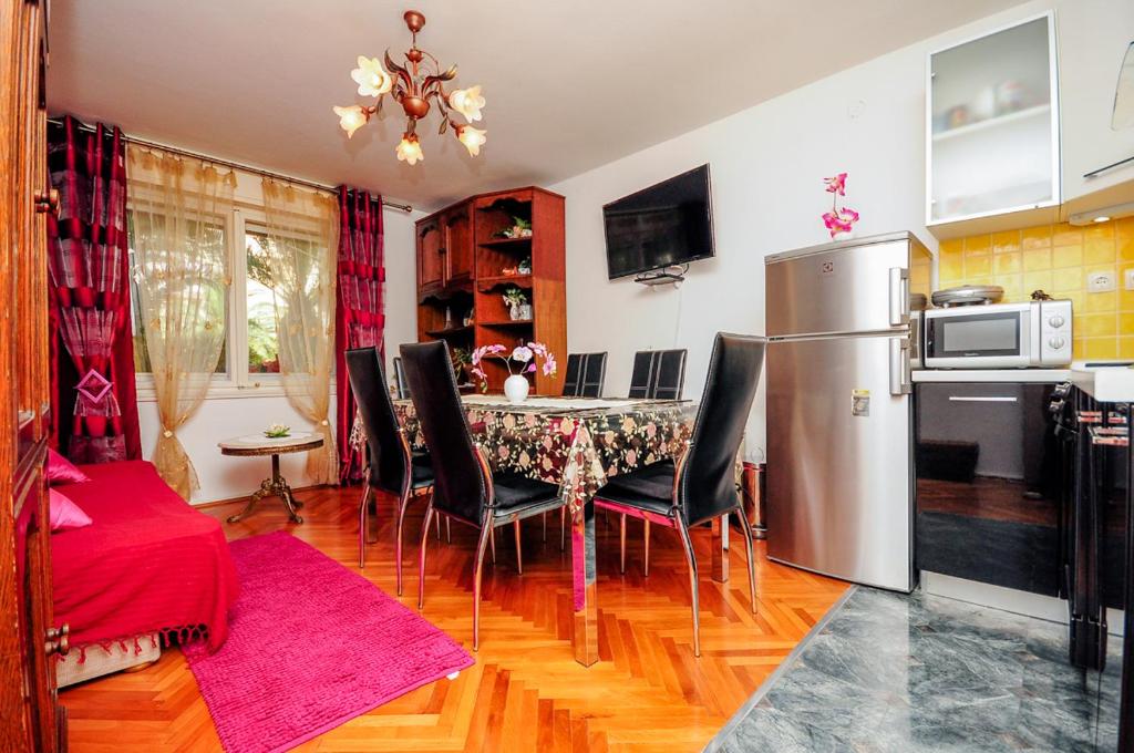 Kuchyňa alebo kuchynka v ubytovaní Apartments Crvena Orhideja