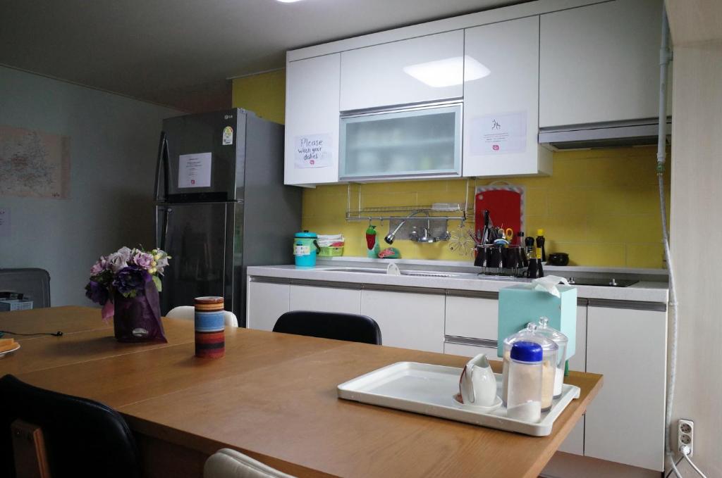 A cozinha ou cozinha compacta de YaKorea Hostel Gangnam
