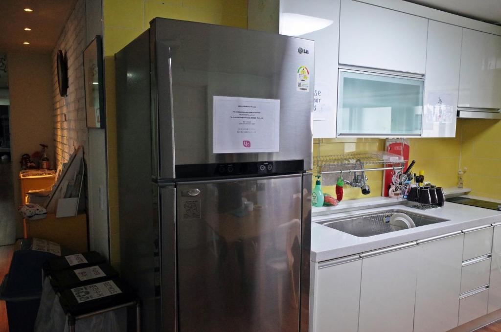 A cozinha ou cozinha compacta de YaKorea Hostel Gangnam