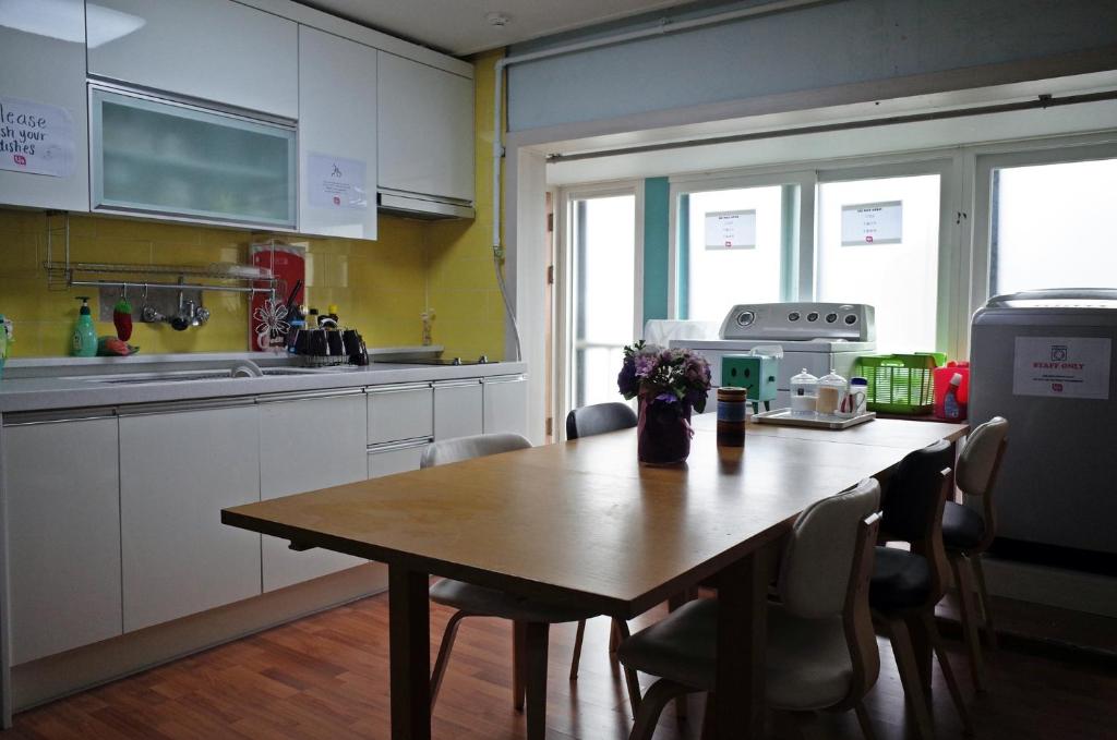 A cozinha ou cozinha compacta de YaKorea Hostel Gangnam