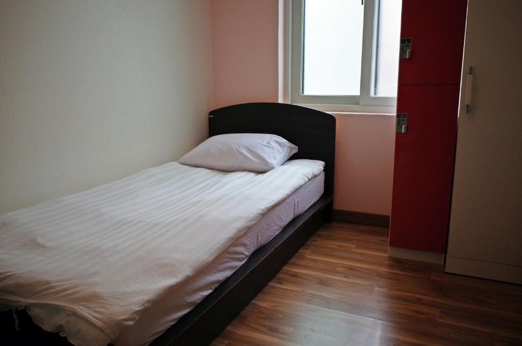 Cama ou camas em um quarto em YaKorea Hostel Gangnam