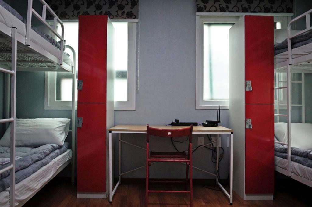 Cama ou camas em um quarto em YaKorea Hostel Gangnam