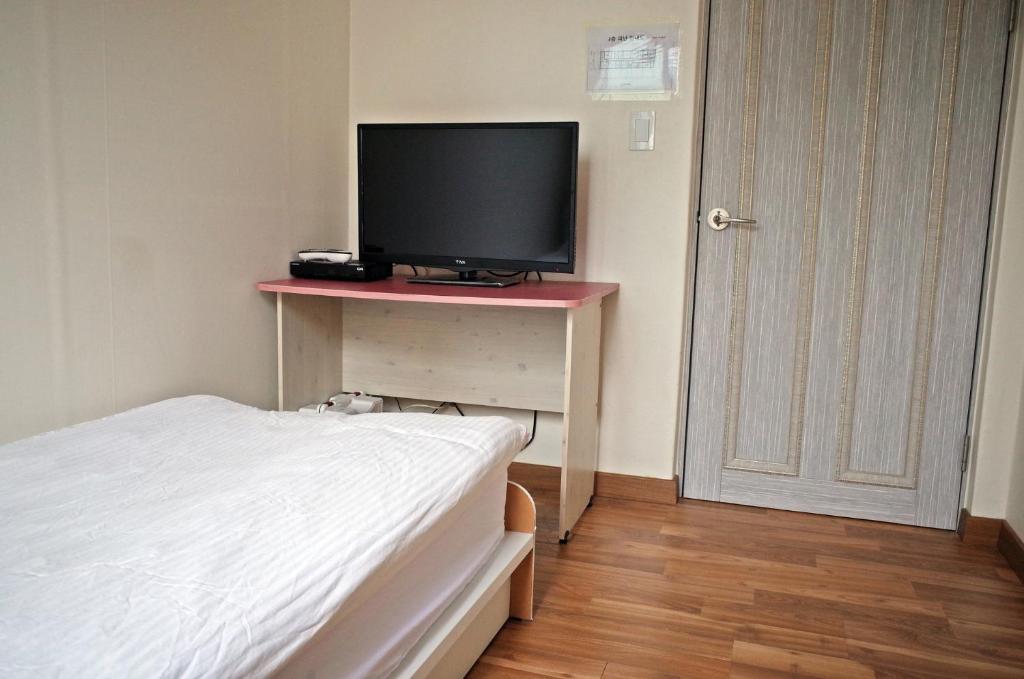 Uma TV ou centro de entretenimento em YaKorea Hostel Gangnam