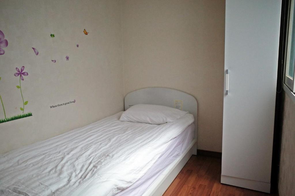 Cama ou camas em um quarto em YaKorea Hostel Gangnam