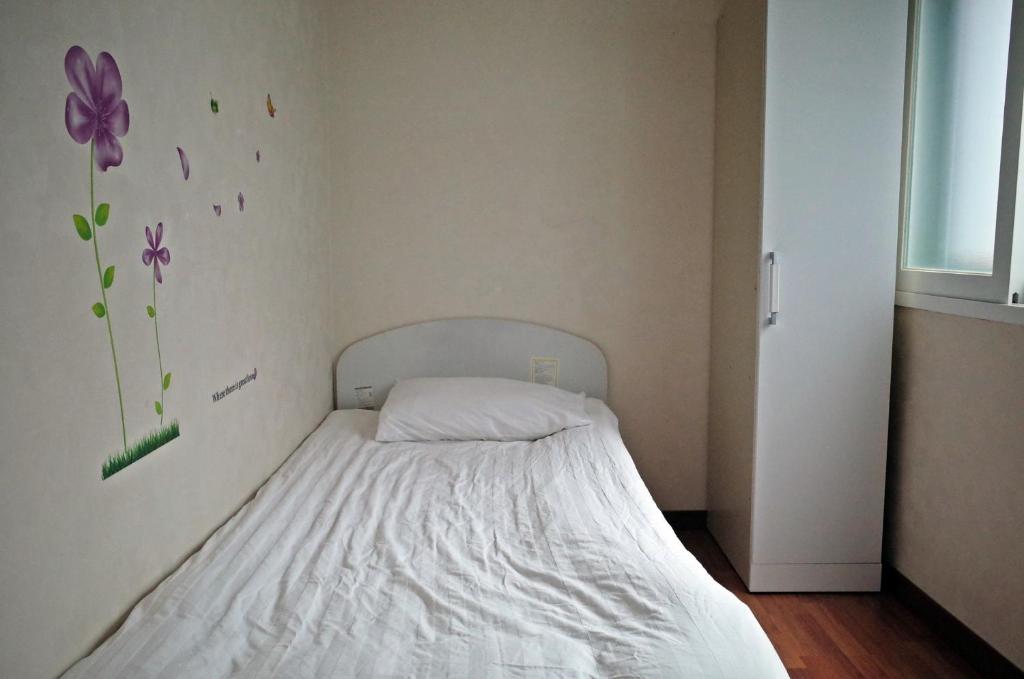 Cama ou camas em um quarto em YaKorea Hostel Gangnam