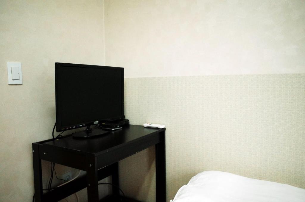 Uma TV ou centro de entretenimento em YaKorea Hostel Gangnam