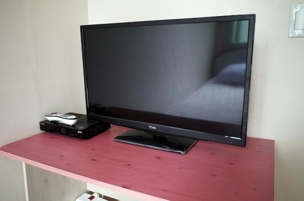 Uma TV ou centro de entretenimento em YaKorea Hostel Gangnam