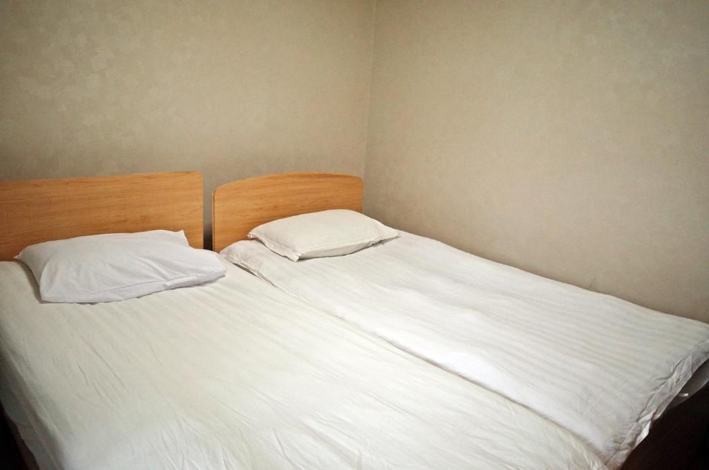 Cama ou camas em um quarto em YaKorea Hostel Gangnam