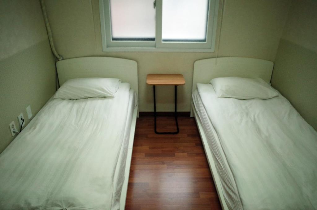 Cama ou camas em um quarto em YaKorea Hostel Gangnam