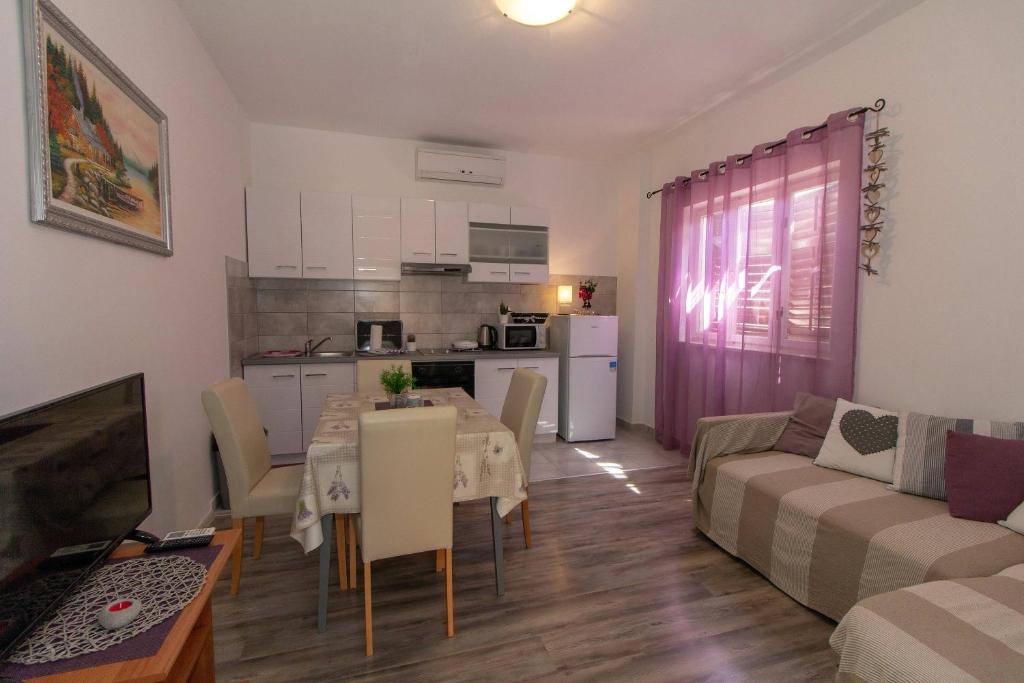 Kuchyňa alebo kuchynka v ubytovaní Apartman Borna