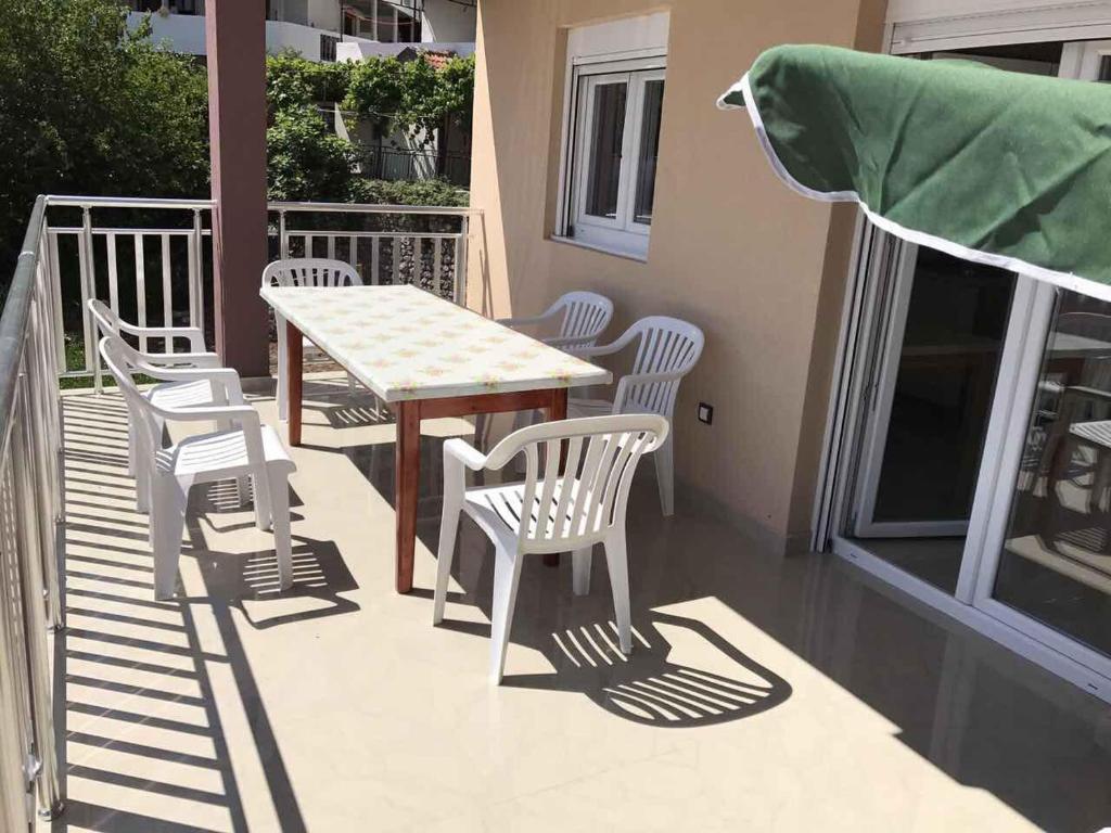 Balkón nebo terasa v ubytování Vip Apartmani Canj