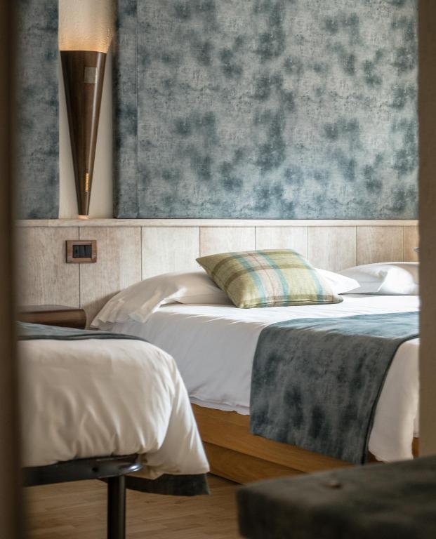 Postel nebo postele na pokoji v ubytování Hotel Comtes De Challant Albergo Etico Valle d'Aosta