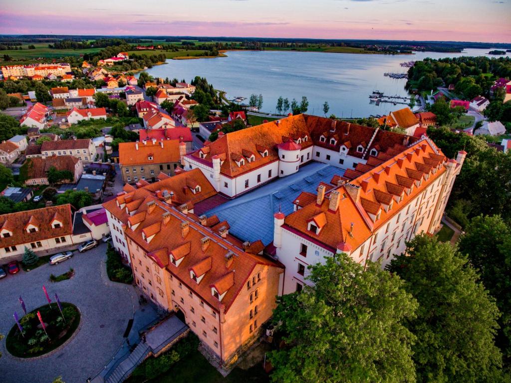 una vista aérea de la ciudad de Brasov en Hotel Zamek Ryn, en Ryn