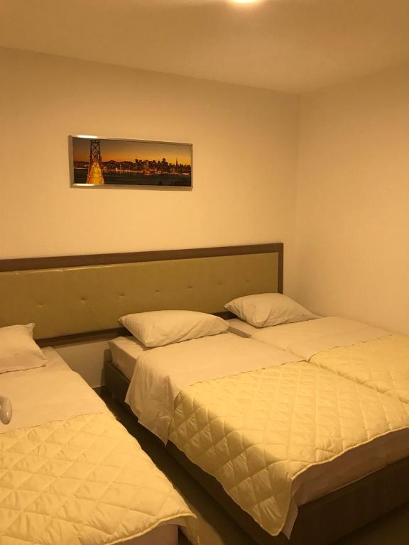Postel nebo postele na pokoji v ubytování Vip Apartmani Canj