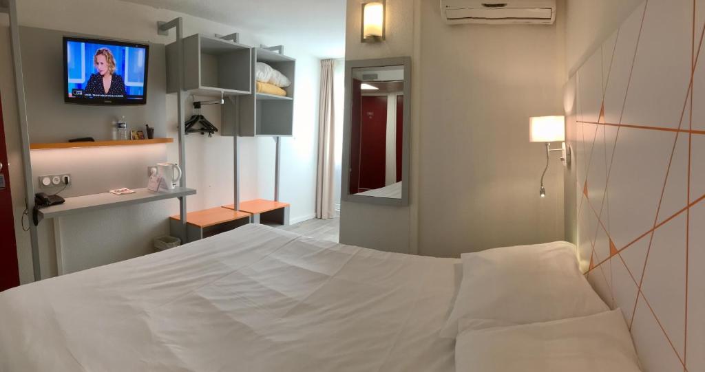 Postel nebo postele na pokoji v ubytování Hotel du Parc Euromédecine by AKENA