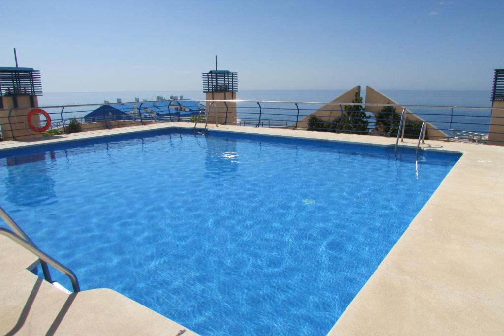duży basen na dachu budynku w obiekcie Apartamento Marbella Playa Av Nabeul w Marbelli