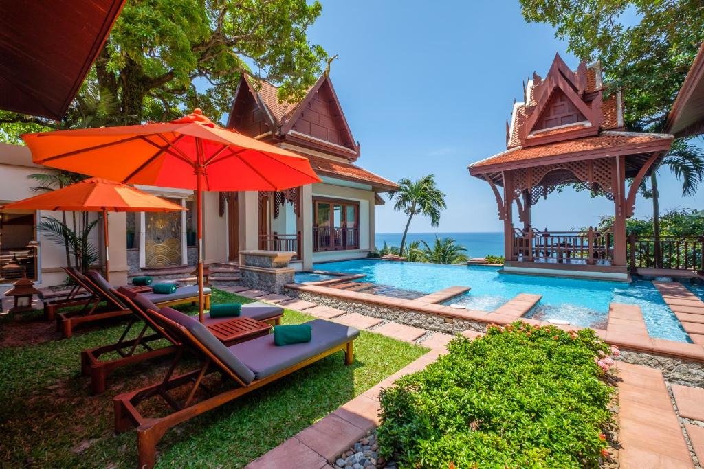 Bazén v ubytování Diamond Cliff Resort & Spa, Patong Beach nebo v jeho okolí